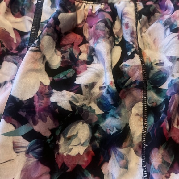 Lululemon size 2 and 4 inch long good condition - Picture 2 of 3